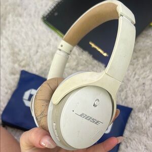 Bose Cream Wireless Headphones